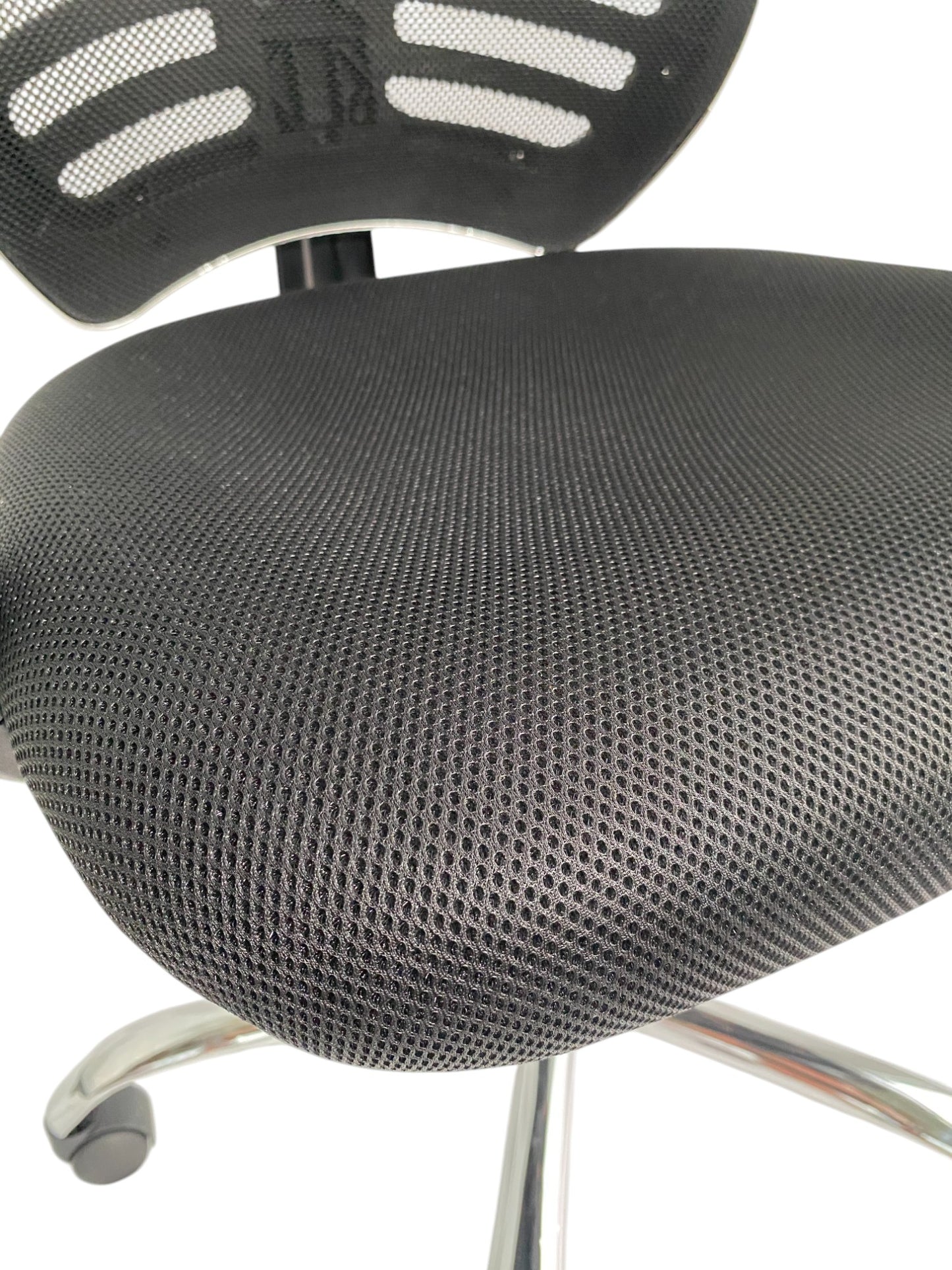 Silla ergonómica de oficina con respaldo de malla, apoya cabeza y base cromada