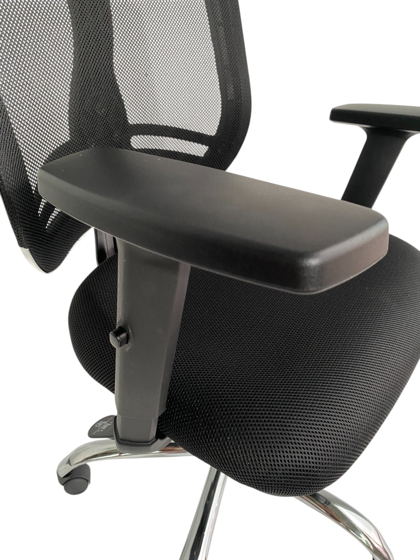 Silla ergonómica de oficina con respaldo de malla, apoya cabeza y base cromada