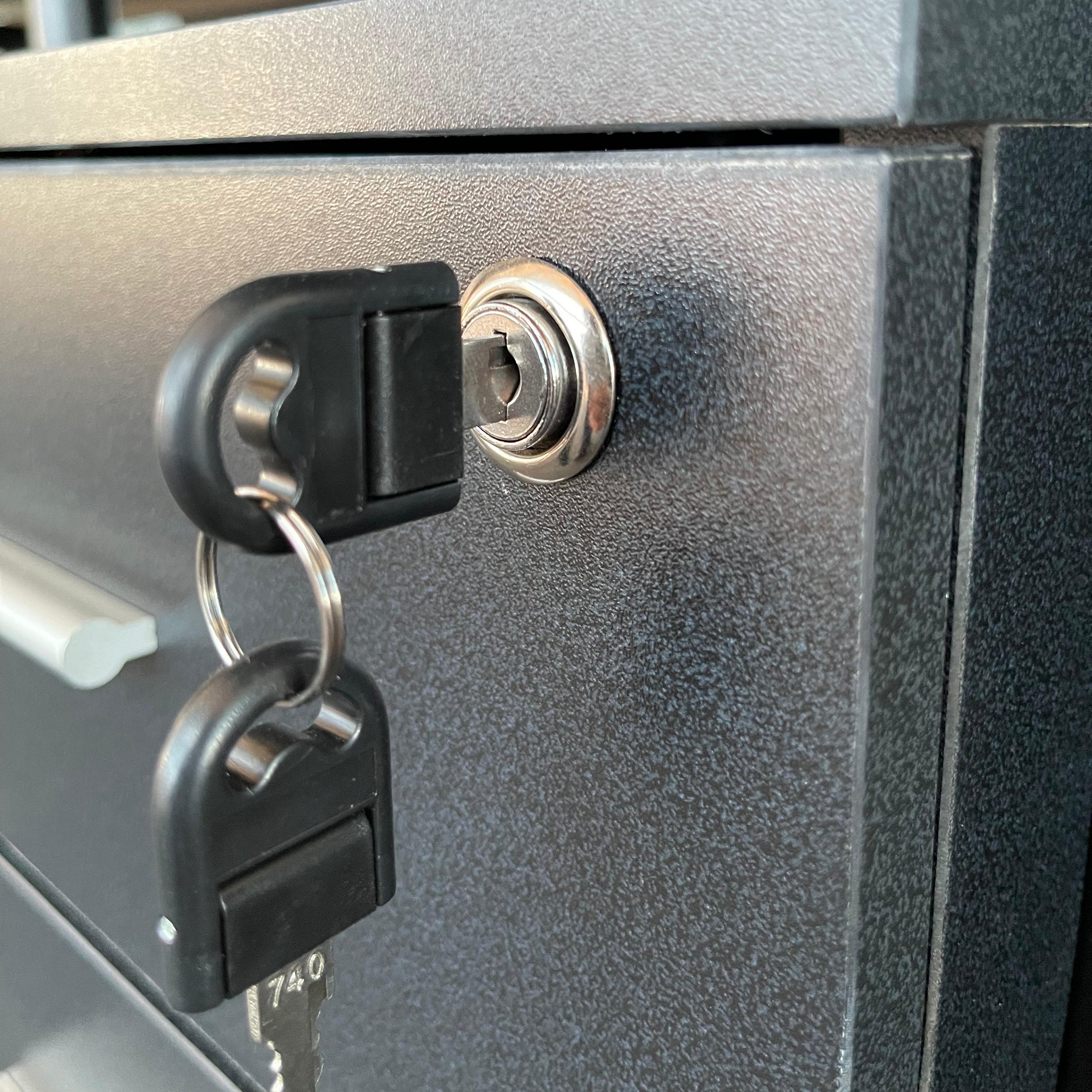 Escritorio de Vidrio Templado con Estructura Metálica | Moderno y Resistente CT 3310