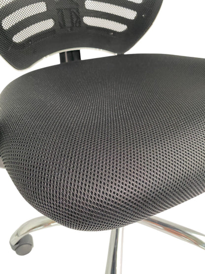Silla ergonómica de oficina con respaldo de malla, apoya cabeza y base cromada