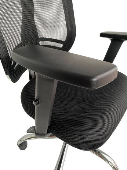 Silla ergonómica de oficina con respaldo de malla, apoya cabeza y base cromada