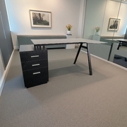 Escritorio con Superficie en Vidrio, Extensión y Gaveteros – CT-3377